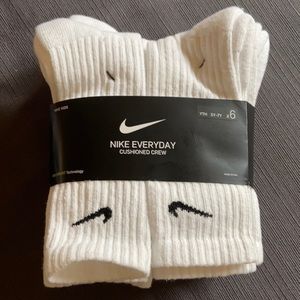 Boys Nike everyday crew socks.